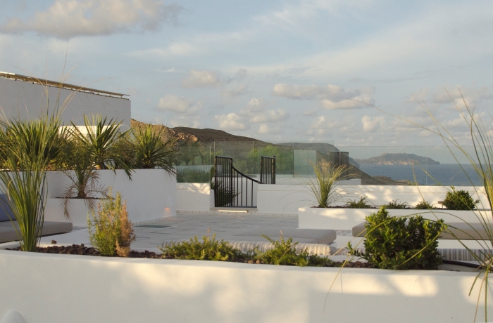 Sonnenterrasse des Cortijo Boutique Siete Calas mit Meerblick und moderner mediterraner Architektur.