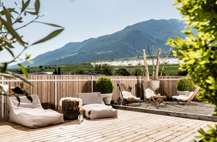 Sonnenterrasse des MATILL – timeless boutique retreat mit Blick auf Weinberge.