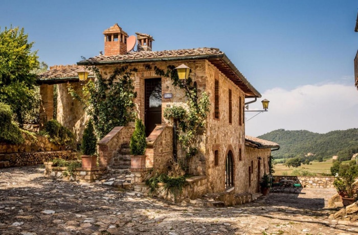 Historisches Hotel aus Sandstein mit Blick auf die Hügel der Toskana