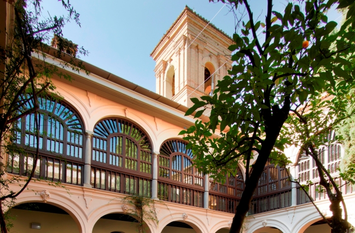 Historischer Klosterinnenhof mit maurischen Arkaden im Parador de Granada in der Alhambra.