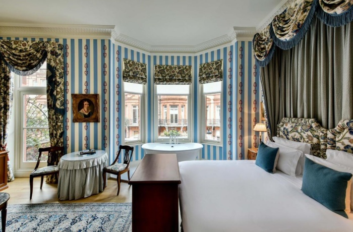 Das Hotel San Domenico Haus in London mit Badewanne und Bett