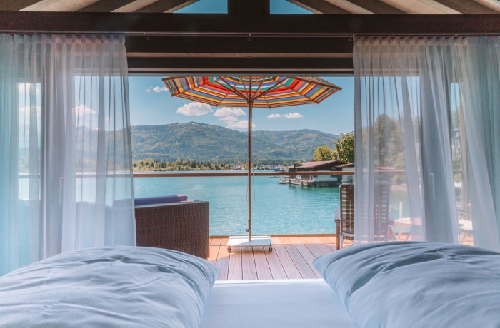 Hotelzimmer mit Ausblick auf den See.