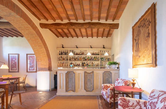 Rustikale Hotelbar im toskanischen Stil im Hotel Le Fontanelle in der Chianti-Region.