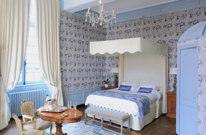 Romantisches Wochenende zu zweit: Antike Himmelbetten im Schloss Hotel Château de La Ballue erschaffen eine märchenhafte Atmosphäre