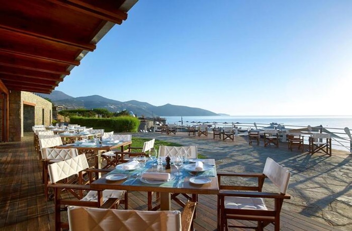 Restaurant auf einer Terrasse mit Blick aufs Meer