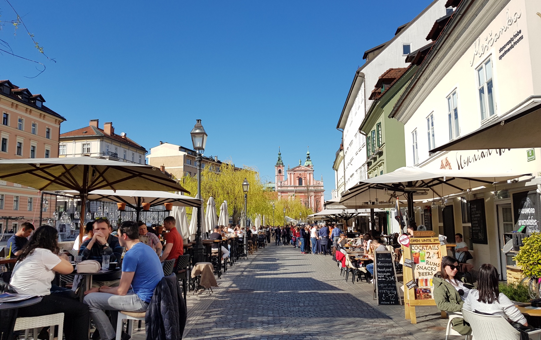 Warum Slowenien kein Geheimtipp bleiben sollte: Ljubljanas lebendige Altstadt im Frühling