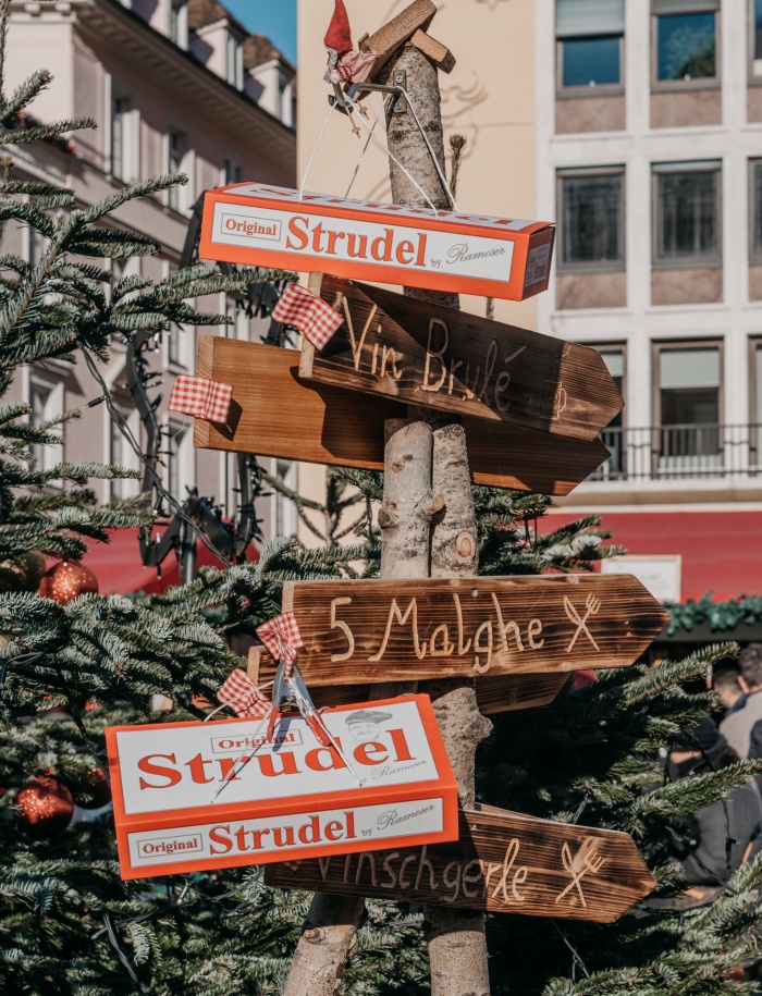 Ein Wegweiser auf dem Christkindlmarkt zeigt die kulinarische Vielfalt Südtirols