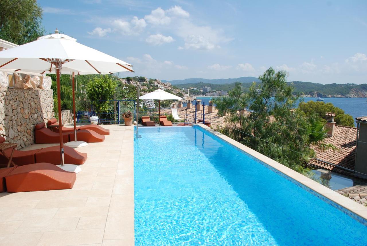 Der Swimmingpool im Hotel Petit Cala Fornells mit Blick über das Mittelmeer