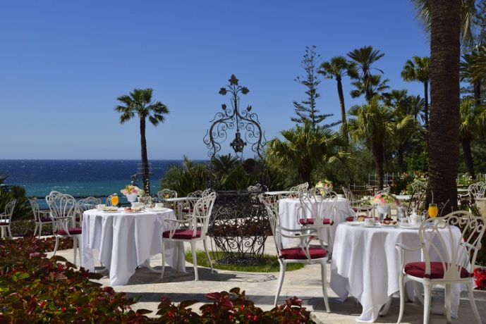 Hotel mit Aussicht auf das Meer, Italien, Weisse Tische & Stühle