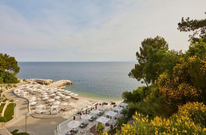 Privater Strandabschnitt ausgestattet mit Liegen und Schirmen