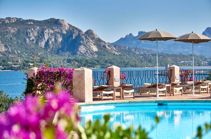 Top 10 Hotels in Italien: Villa del Golfo, Poolansicht mit Blick auf die Berge