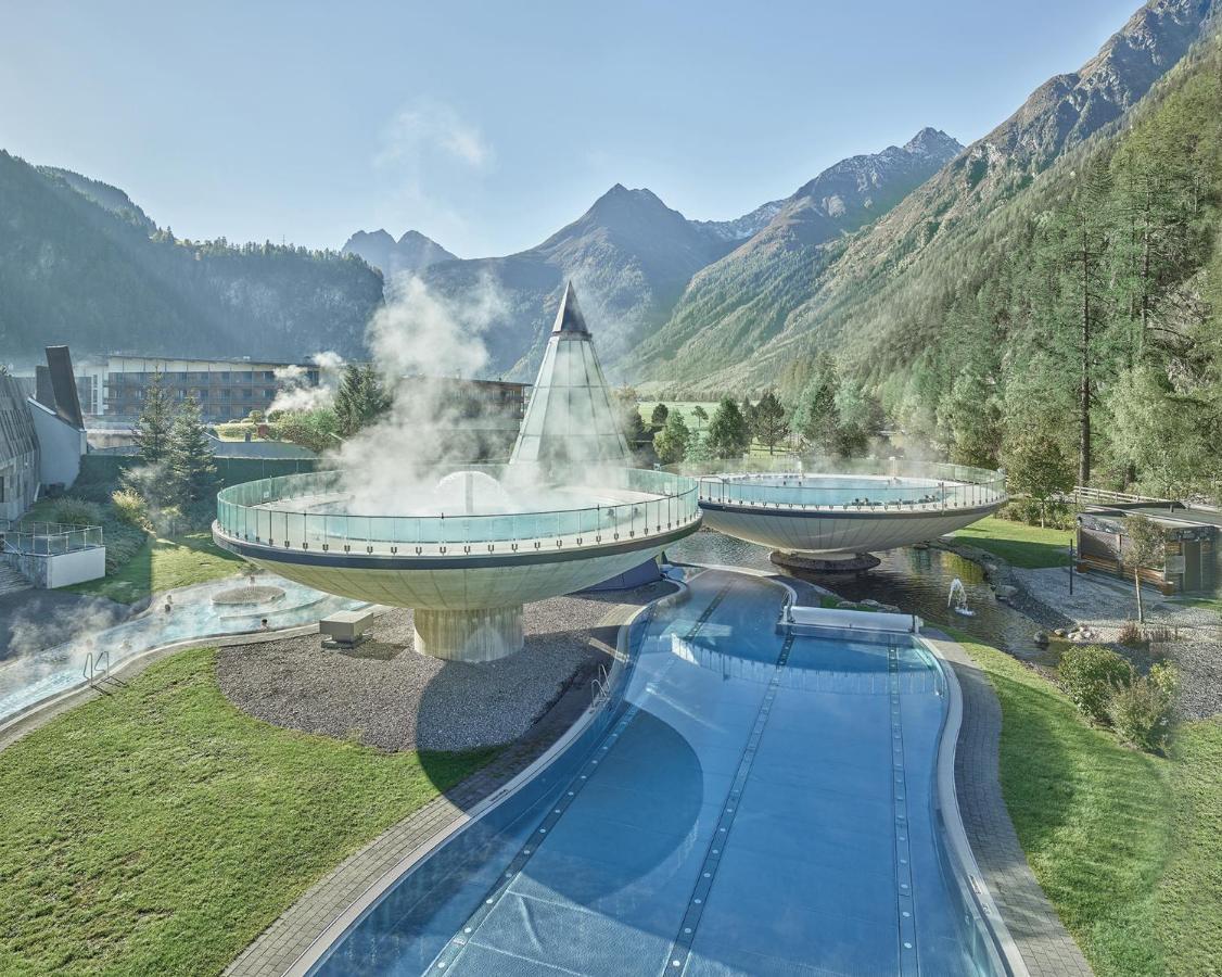 Die Tirol Therme Längengang mit Wellnesspools und Bergpanorama in Österreich