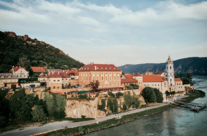 Historisches Schlosshotel an der Donau mit Blick auf die Wachau im Hotel Schloss Dürnstein in Österreich.