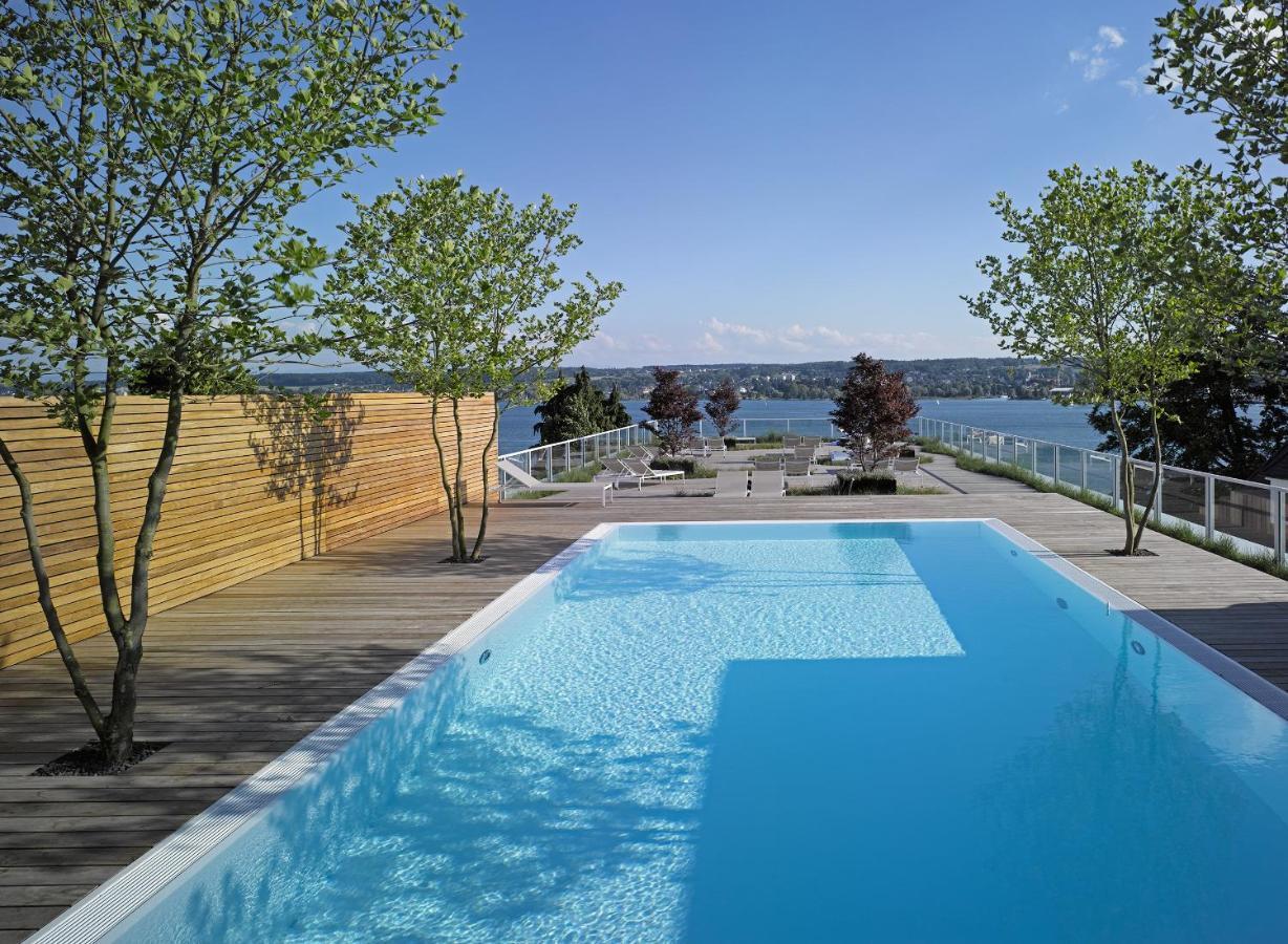 Rooftop-Pool im Hotel Riva mit Blick auf den Bodensee