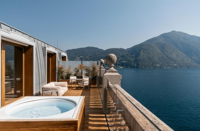 Terrasse mit Whirlpool mit Blick über das Meer.