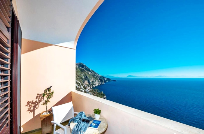 Top 10 Hotels in Italien: Hotel Margherita, Blick vom Balkon auf blaues Meer