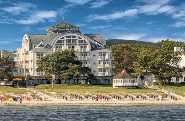 Direkter Blick auf das Strandhotel Hotel AM MEER & Spa in erster Reihe der Strandpromenade