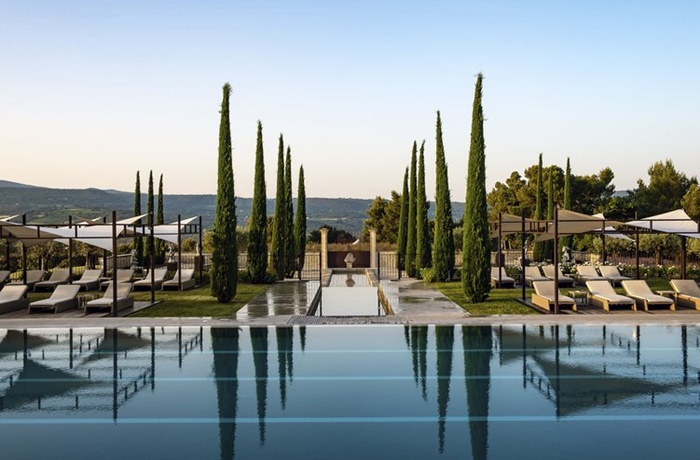 Pool mit Ausblick auf Liegen und lange Allee