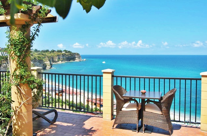 Top 10 Hotels in Italien: Hotel Rocca de la Sena, Blick von der Terrasse aus auf türkisfarbenes Meer