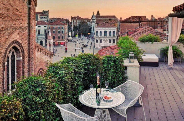Sunset Spots Geheimtipp in Venedig – die Dachterrasse des B&B Bloom mit Blick auf die historische Kirche Santo Stefano
