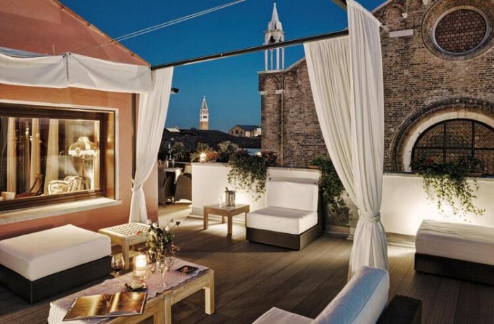 Das Hotel mit Aussicht über Venedig, gartenmöber auf der Terrasse