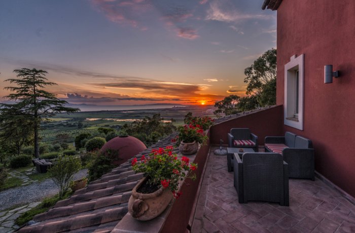 Panoramablick am Abend von der Terrasse eine Hotelzimmers im Relais Vedetta in der Toskana. Mit Sonnenuntergang.