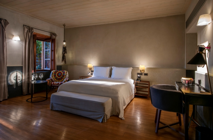 Stilvolles Doppelzimmer mit historischem Charme und modernem Komfort im Kinsterna Hotel in Griechenland.