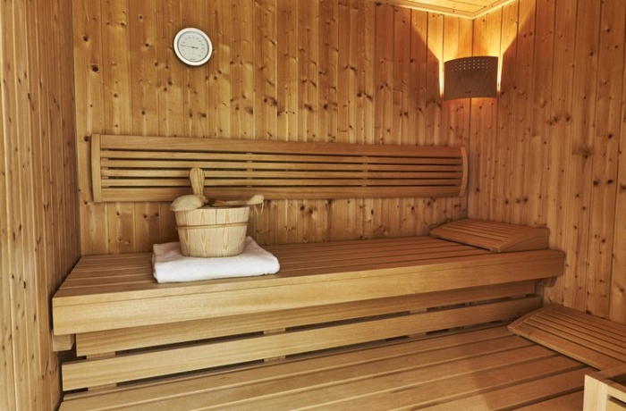 Geräumig und klassisch – die Hotelzimmereigene Sauna an der Ostsee