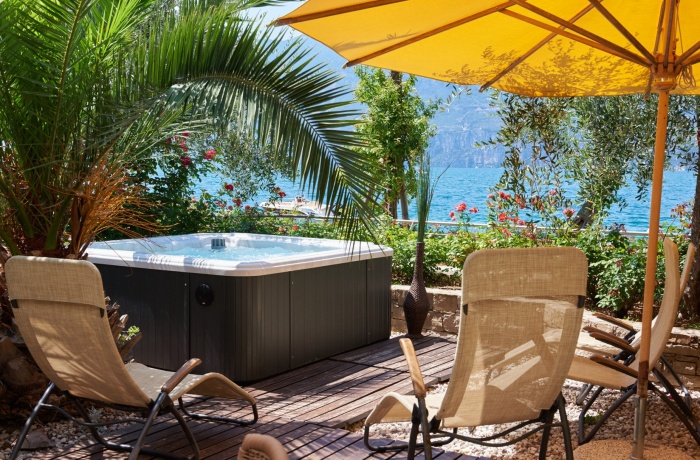 Hotel mit privatem Garten und direkter Aussicht auf den Gardasee aus dem Whirlpool