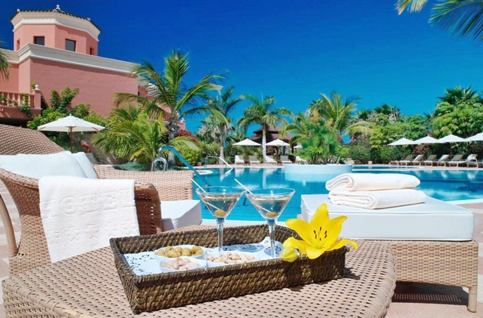 Hotels für Erwachsene: Cocktails mit Pool und Hotel im Hintergrund,  Las Madrigueras Golf Resort & Spa, Teneriffa, Spanien
