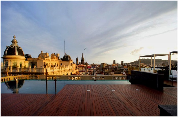 Dachterrasse mit Pool und Panoramablick auf Barcelona