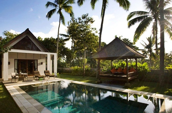 private Villa mit Pool und Palmen im Hintergrund