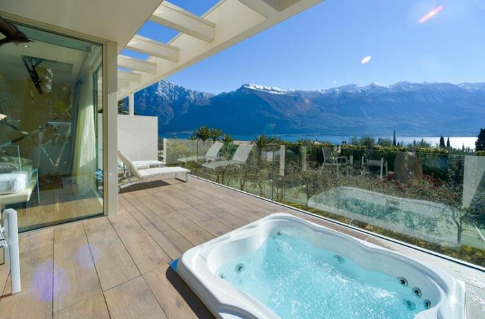 Manche Suiten in diesem Hotel am Gardasee verfügen sogar über einen Whirlpool auf der Terrasse