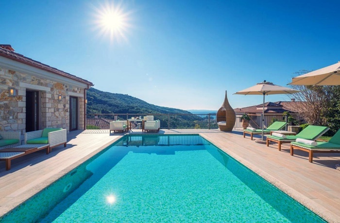 Sommerurlaub mit Pool & Strand: Salvator Villas & Spa Hotel, Griechenland, Wellnessbereich mit Pool, romantisches 4 Sterne Hotel