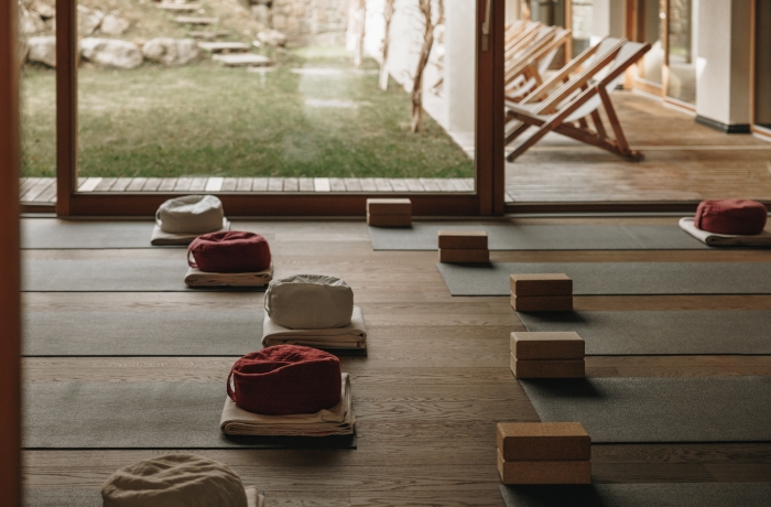 Yogaraum im Hotel Schwarzschmied mit Blick ins Grüne.
