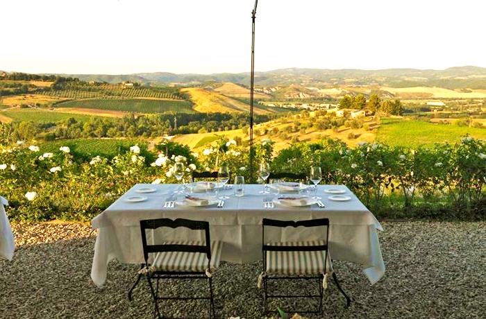 Top 10 Hotels in Italien: Locanda Palazzobe, Blick auf gedeckten Tich im Hof, mit Blick auf Landschaft