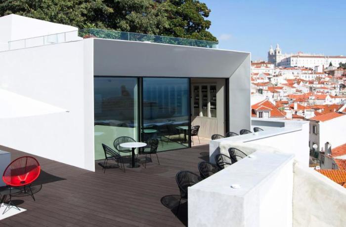 Außenansicht von Loftzimmer mit großer Terrasse und Blick über Lissabon im Adults Only Hotel Memmo Alfama Lissabon, Portugal