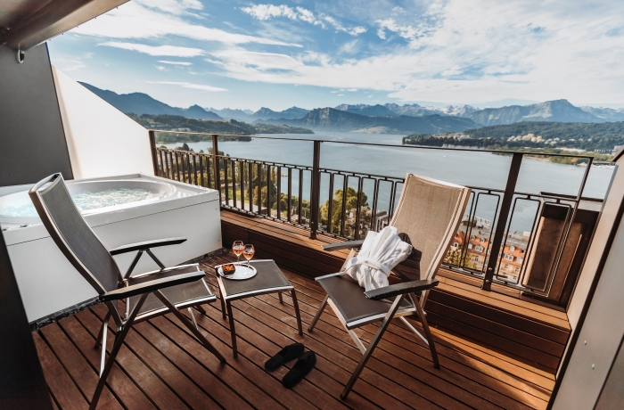 Private Dachterrasse im Art Deco Hotel Montana mit Whirlpool und Panoramablick über den Vierwaldstättersee.