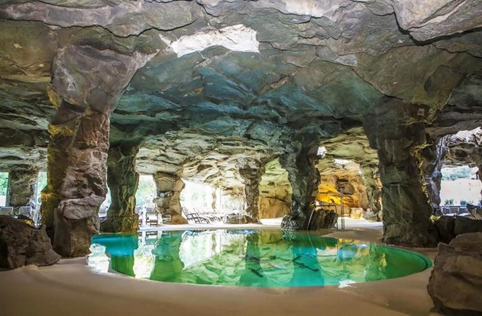 Wellnessbereich in einer Grotte mit Pool und Liegen