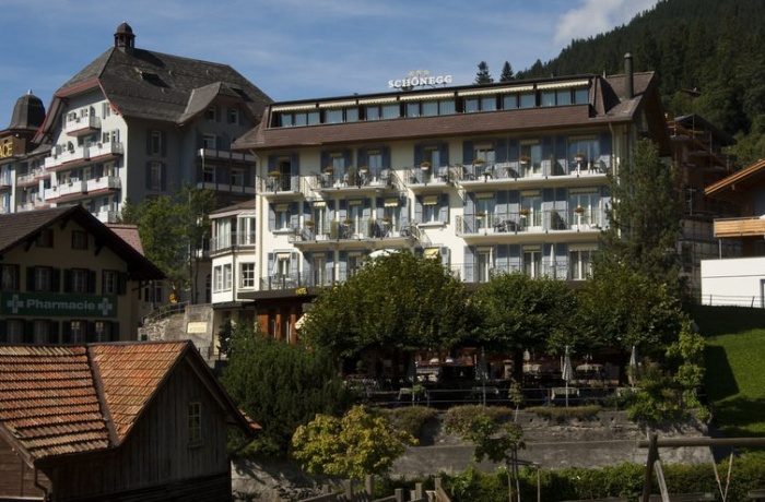 Man sieht das Hotel, welches im Alpinen-Stil erbaut worden ist.
