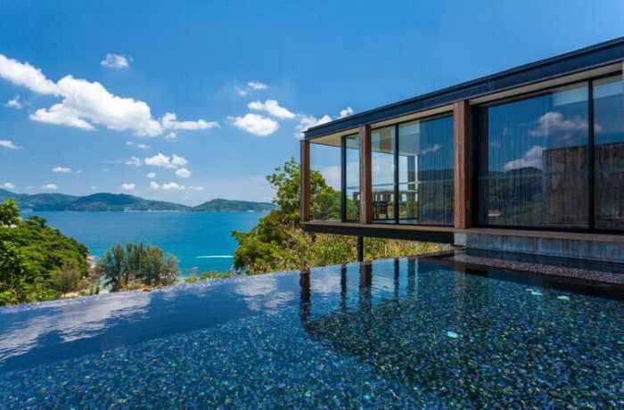 Das The Naka Phuket ist ein atemberaubendes Resort, das sich entlang der Küste von Phuket erstreckt und einen beeindruckenden Blick auf das kristallklare Wasser des Indischen Ozeans bietet. Mit seiner modernen Architektur und den luxuriösen Annehmlichkeiten ist es der perfekte Ort für einen exquisiten und erholsamen Aufenthalt inmitten der tropischen Schönheit Thailands.