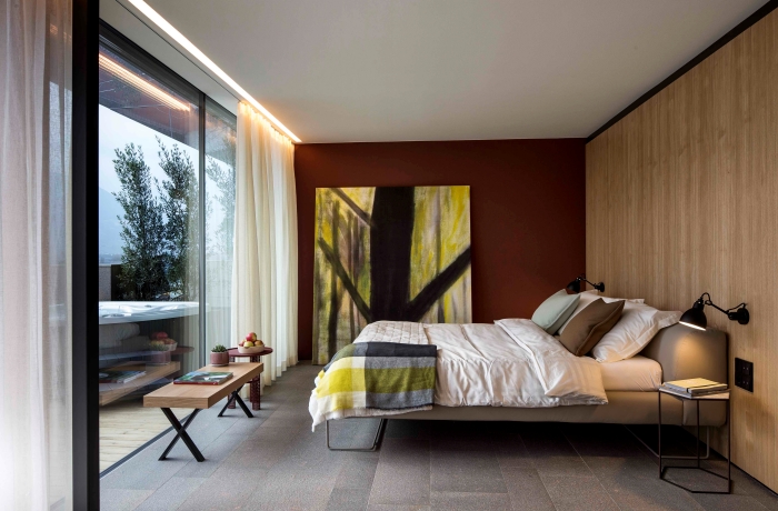 Modernes Hotelzimmer mit Terrasse und privatem Whirlpool im Hotel Muchele in Südtirol.