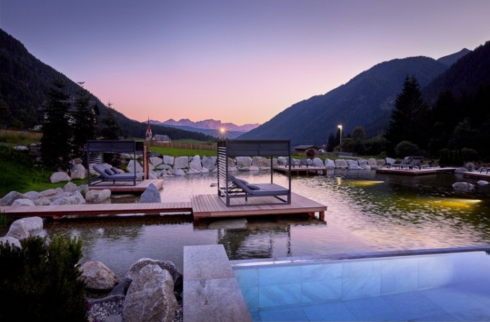 Romantischer Sonnenuntergang in Trentino Südtirol zwischen Berg und Seelandschaft vom Hotel Fontis Luxury Spa Lodge