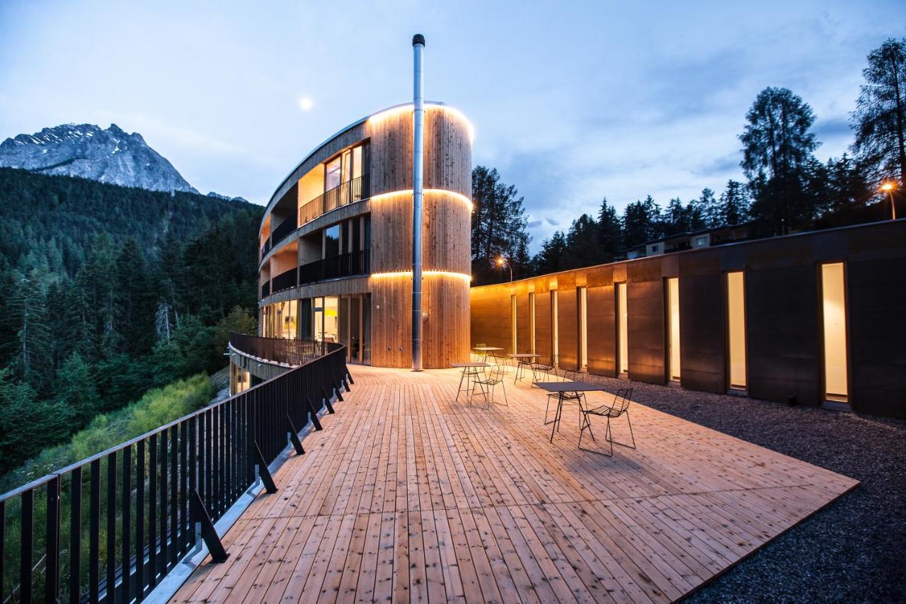 Das Hotel Arnica | Adults only ist ein trendiges Designhotel: Genialer Style und eine einzigartige Ellipse mit Gipfelblick im Engadin