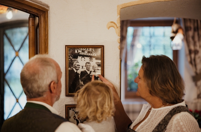 Die Hoteliersfamilie Spielmann zeigt in ihrem Hotel in Ehrwald auf ein Bild ihrer Vorfahren.