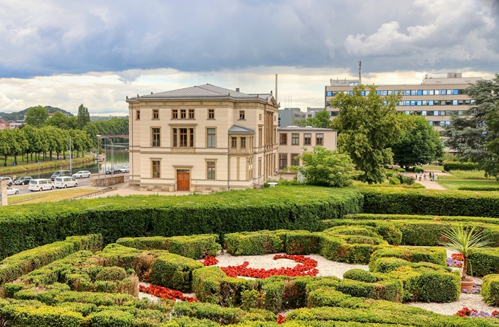 Schöner Ziergarten mit historischem Gebäude in Saarbrücken