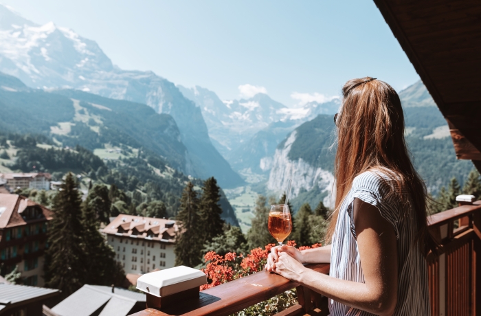 Balkon im Hotel Alpenruhe – Vintage Design Hotel mit Panoramablick auf das Lauterbrunnental und die Berner Alpen.