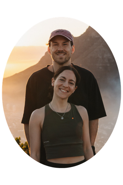 Reisebloggerin Ani steht vor ihrem Partner Julian, beide betreiben den Blog Waves & Backpack