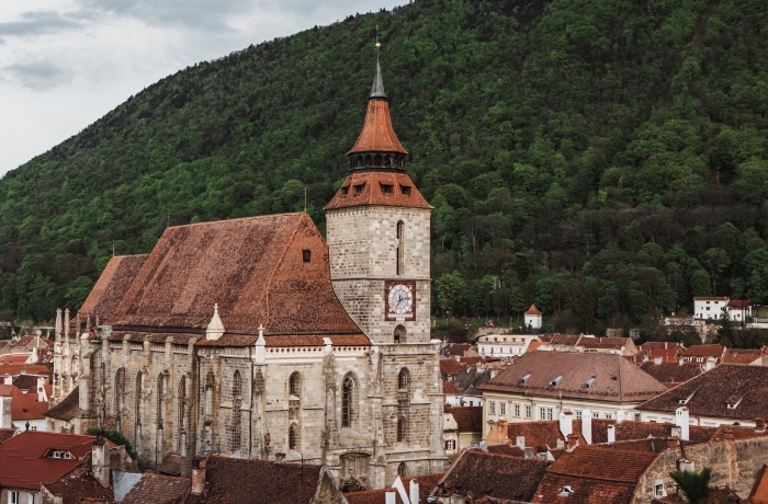 Einen unseren Geheimtipp in Rumänien; die Schwarze Kirche in Brasov, Welche jedoch aus grauen Steinen und roten Dachziegeln besteht.