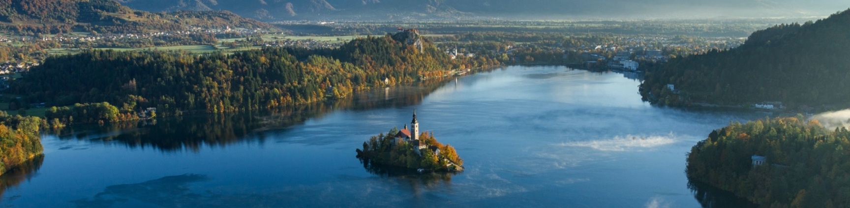 Der Bleder See in Slowenien mit seiner romantischen Klosterkirche.